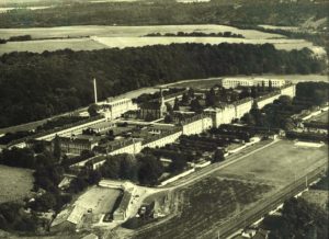 Vue aérienne du Nouvel Hôpital de Navarre dans les années 70